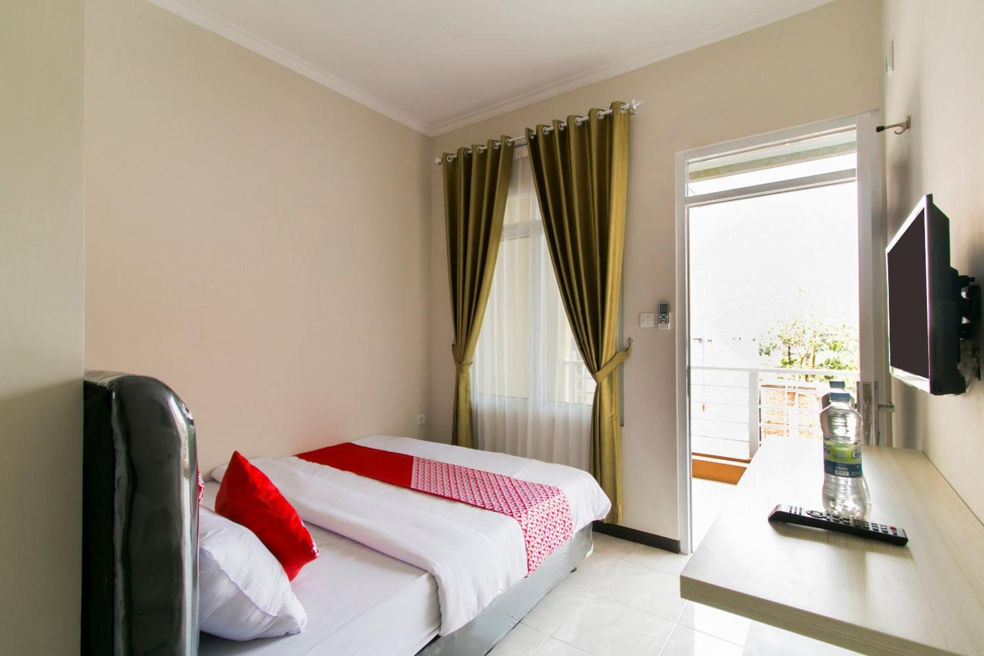 Oyo 1078 Fakhira Residence Cianjur Buitenkant foto