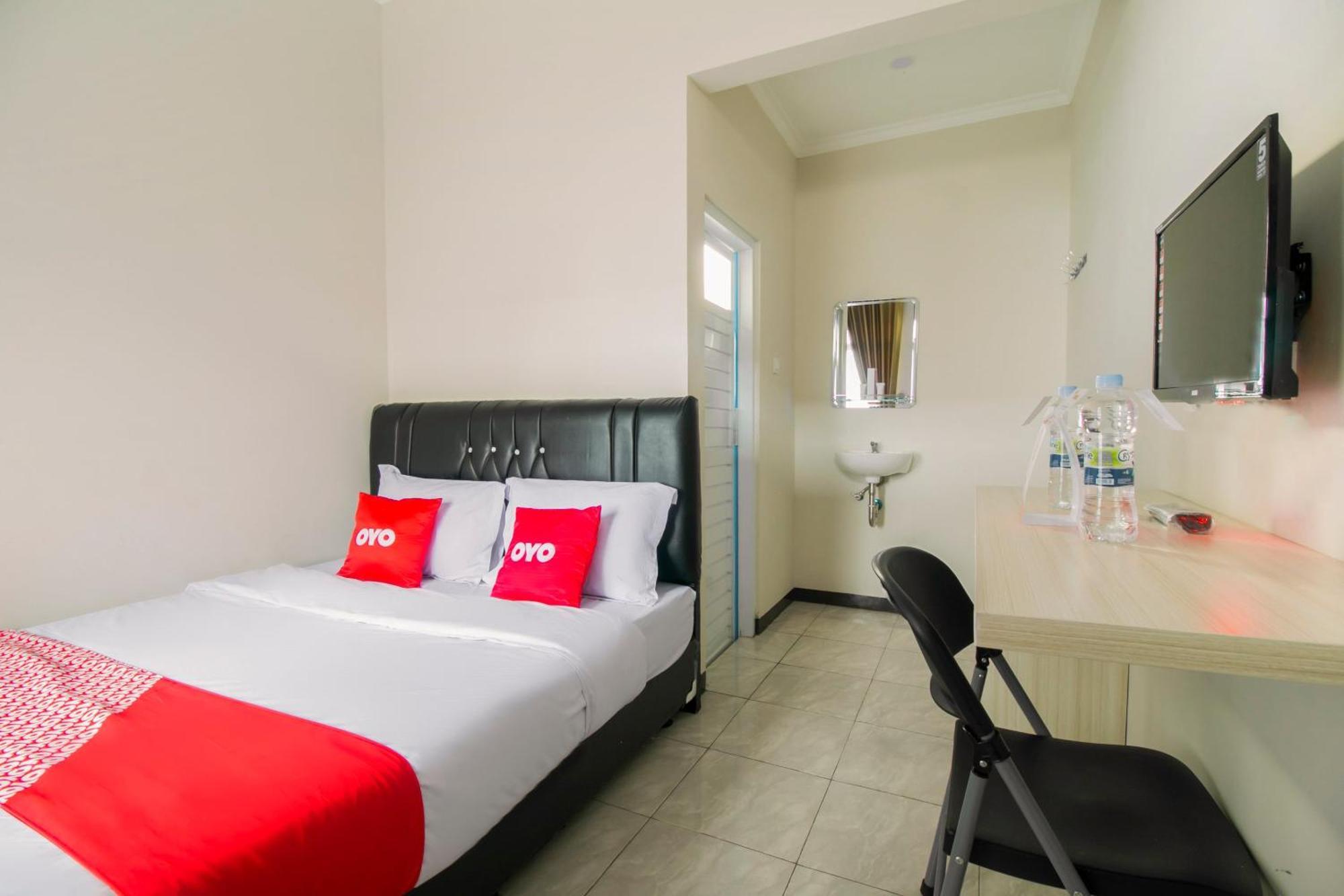 Oyo 1078 Fakhira Residence Cianjur Buitenkant foto