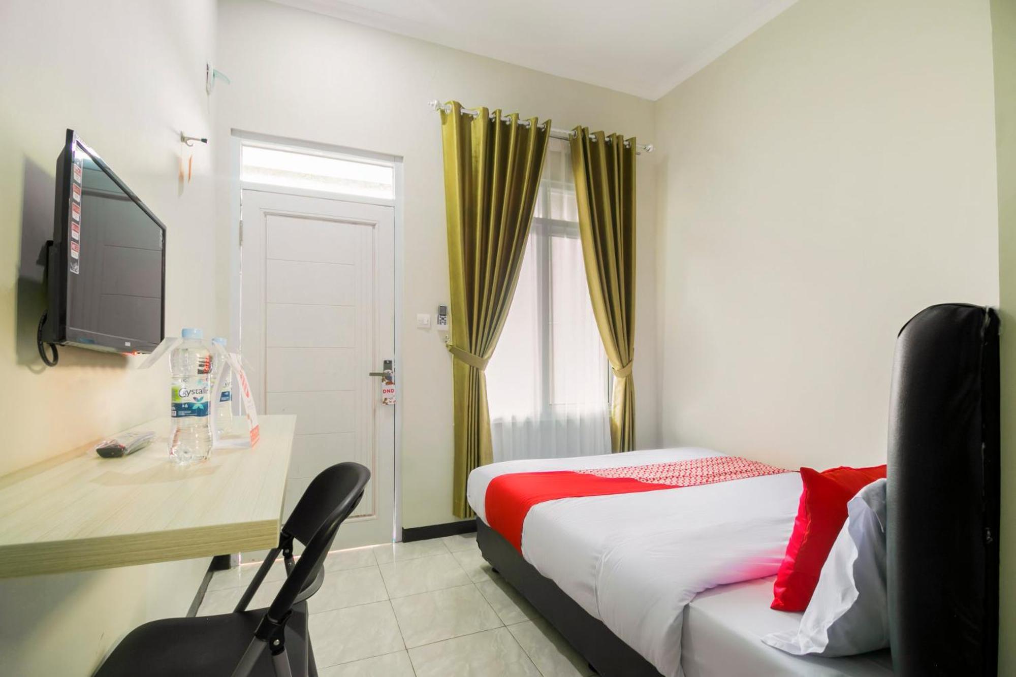 Oyo 1078 Fakhira Residence Cianjur Buitenkant foto